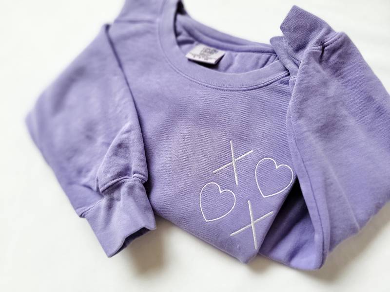 Valentinstag Komfort Farben Sweatshirt-xoxo Sweatshirt-Besticktes Sweatshirt-Custom Gesticktes-Garment Dyed Sweatshirt-Crewneck von Wildsongoods