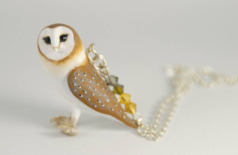 Elegante Schleiereule Halskette - Polymer Clay Handbemalt White Lady von Wildyfraise