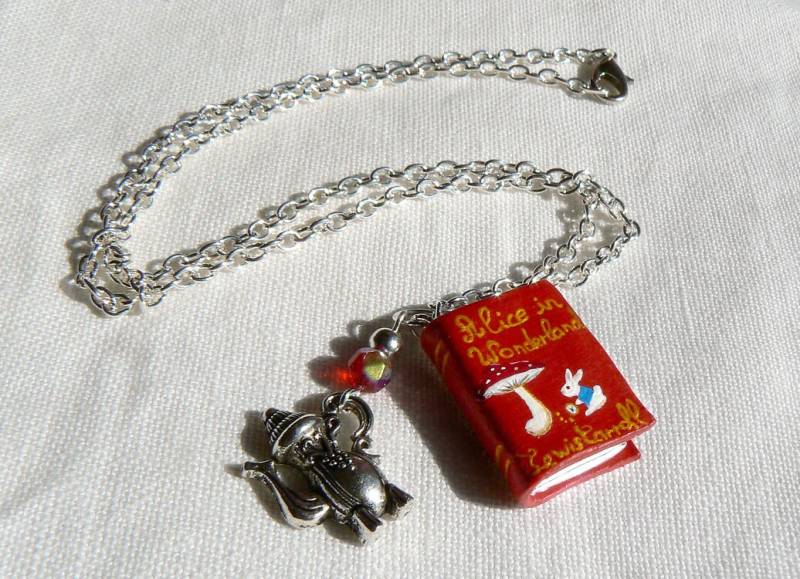 Lewis Carrolls Alice Im Wunderland Mini-Buch-Halskette - Handgefertigt Aus Polymer Clay von Wildyfraise