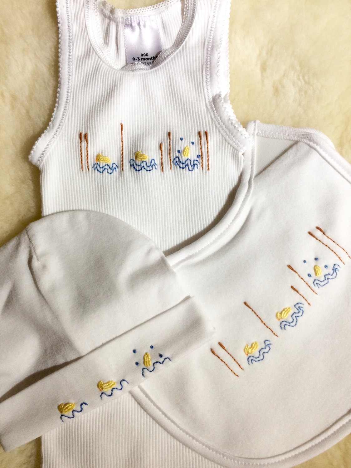 Baby Singlet, Lätzchen Und Mütze Set, Baby-Sets, Bestickte Kleidung, Neugeborenen Geschenk Nach Hause Kommen Outfit, Neugeborene Neutral von Wilgaparkcraftcorner