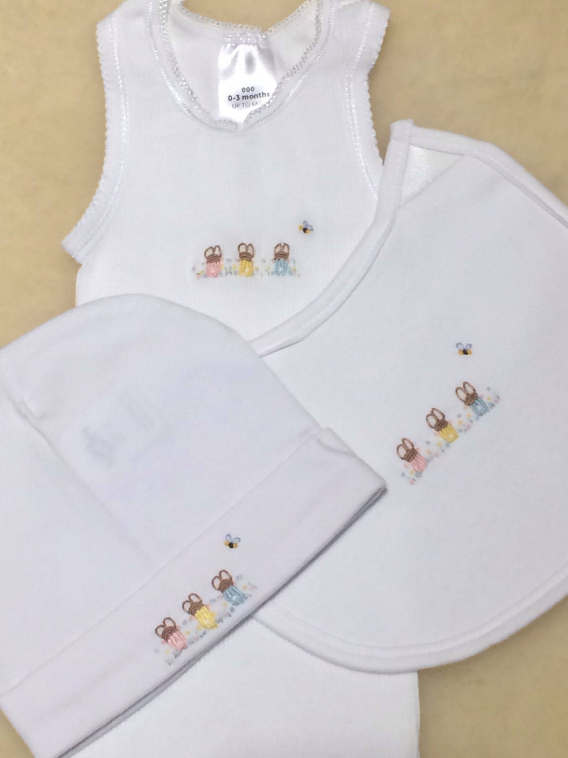 Baby Singlets, Lätzchen Und Mütze Set. Baby-Sets, Bestickte Kleidung, Neugeborenen-Geschenkset, Baby-Babyausstattung, Neugeborenen-Neutrale von Wilgaparkcraftcorner