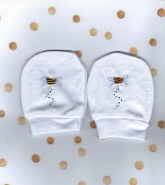 Bestickte Babyhandschuhe, Weiße Handschuhe, Baby-Accessoires, Bumble Bee Kleidung, Neugeborene Winterhandschuhe, Babywärmer, Babykleidung von Wilgaparkcraftcorner