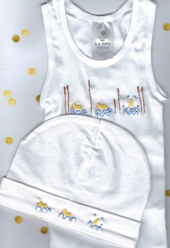 Passendes Baby Outfit, Gestickte Ente Set, Singlet, Mütze, Coming Home Krankenhaus Neugeborenen Top Passendes Baby Outfit, Gestickte Ente Set, Singlet, Mütze, Coming Home Krankenhaus Neugeborenen Top von Wilgaparkcraftcorner