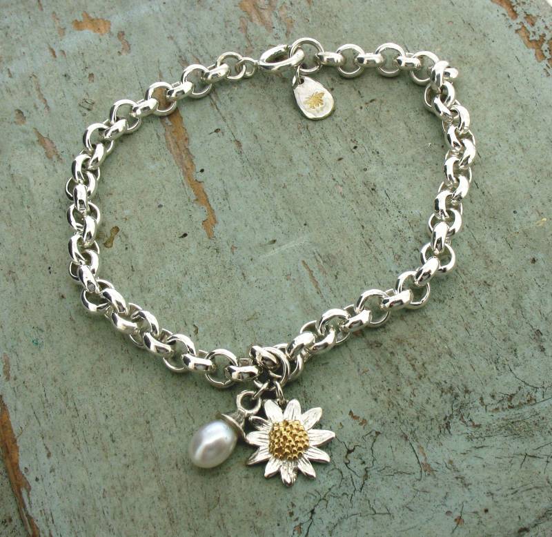 Armband Aus Gold Und Silber Mit Perlen Gänseblümchen von WillBishopJewellery