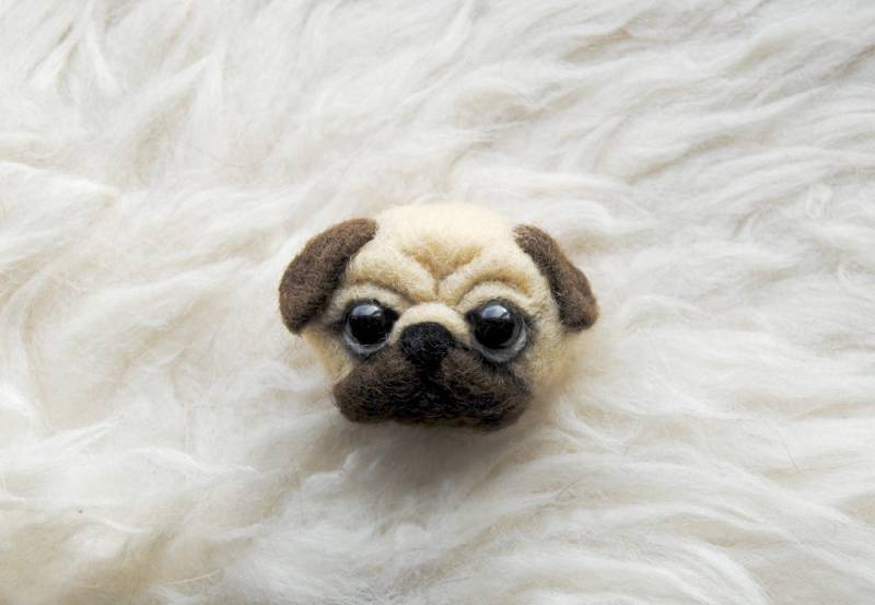 Mops Brosche, Gefilzter Hund Pin - Versandfertig Mops Brosche, Gefilzter Hund Pin - Versandfertig von Willane