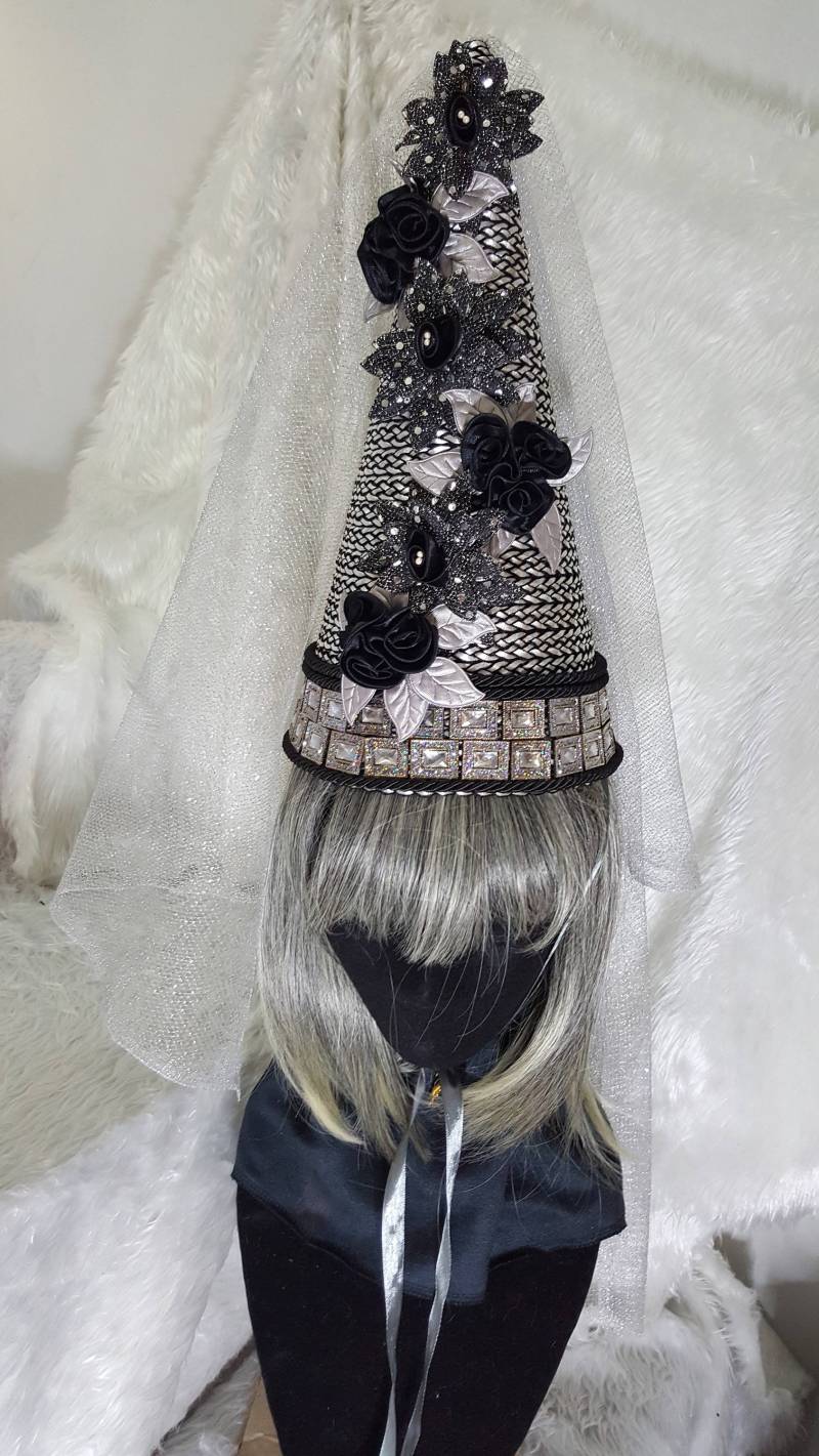 Damsel in Distress Silber & Schwarz Satin Rose Und Sonnenblumen Damen Fantasy Mittelalter Cone Style Prinzen Wimple Mütze von WillawarrinEmporium