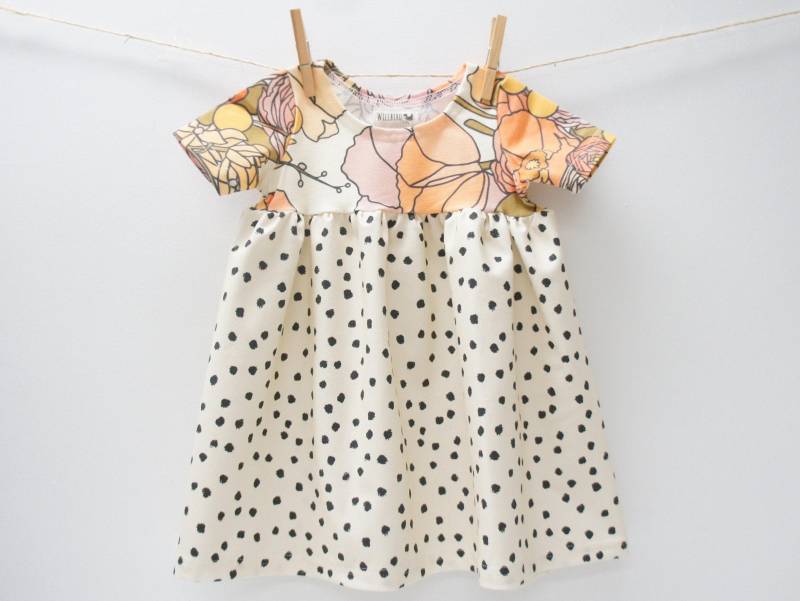 Kleid- Baby/Kleinkind/Kinder - Chickadee Babydoll Kleid, Dottie Mit Retro Blumenstrauß, Schwarze Tupfen, Floral von WillbirdBaby