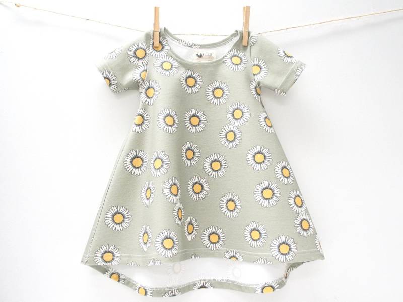 Kleid- Baby/Kleinkind/Kinder - Chickadee Swing Kleid, Boho Gänseblümchen Auf Salbeigrün von WillbirdBaby