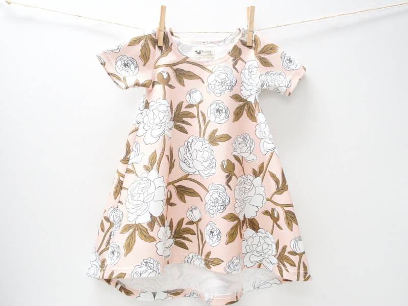 Kleid - Baby/Kleinkind/Kinder Chickadee Swing Kleid, Pfingstrosen Auf Rosa von WillbirdBaby