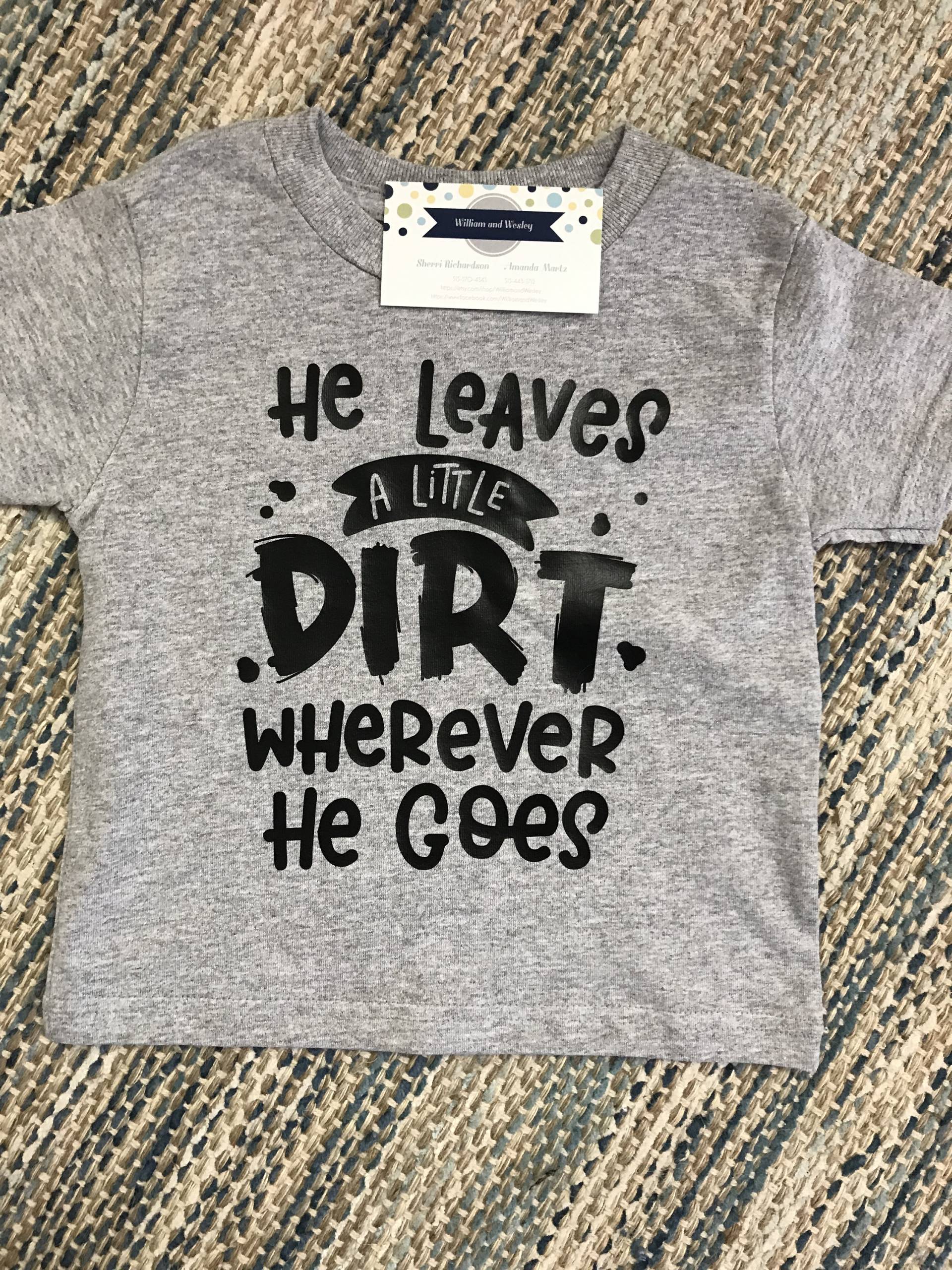 Er Lässt Einen Kleinen Dirt Wherever He Goes. Little Boy Tshirt, Toddler Funny Boy. Schmutz von WilliamandWesley