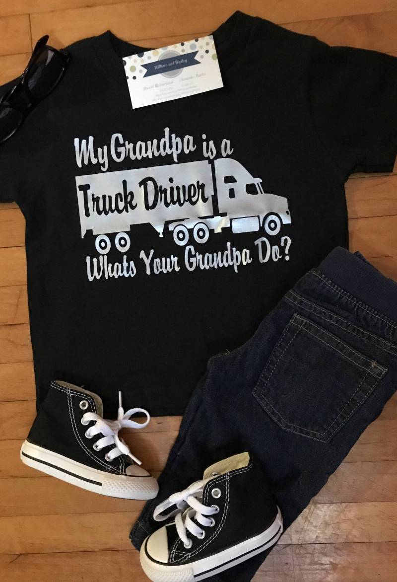 Mein Opa Ist Ein Lkw-Fahrer, Was Macht Ihr Opa?, Lkw-Tshirt, Kleinkind Junge Tshirt, Opa, Junge, Trucker, Kleiner Junge von WilliamandWesley