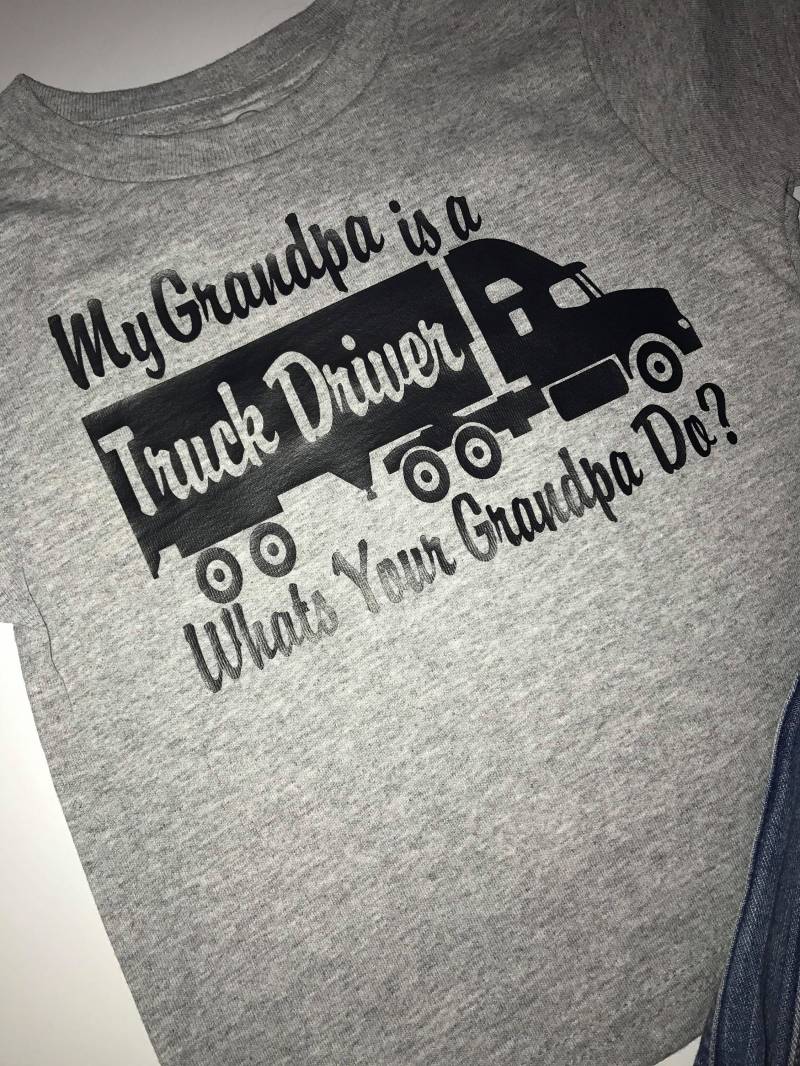 Mein Opa Ist Ein Lkw-Fahrer, Was Macht Ihr Tun?, Opa, Junge, Lkw, Trucker Tshirt, Kleiner Kleinkind, Lkw von WilliamandWesley