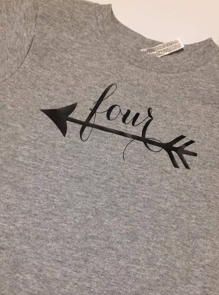 Vier Jahre Alten Geburtstag Shirt Vier 4. Pfeil Outfit von WilliamandWesley