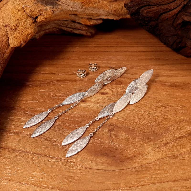 Blatt Ohrhänger Aus Silber - Silberohrringe Lang Mattiert Matt Verspielt Ohrringe Mit Kette Navette von WilliamsSchmuck