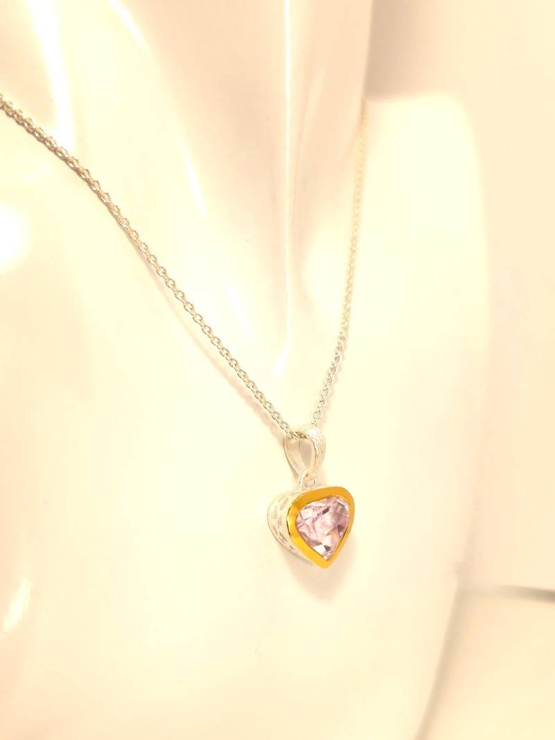 Kunzit Herz Anhänger Silber Vergoldet 925 Sterling 24K Vergoldeter Rand Eisamttiert Handgeschliffen 45 cm Lange Ankerkette Kunzit Herz Anhänger Silber Vergoldet 925 Sterling 24K Vergoldeter Rand Eisamttiert Handgeschliffen 45 cm Lange Ankerkette von WilliamsSchmuck