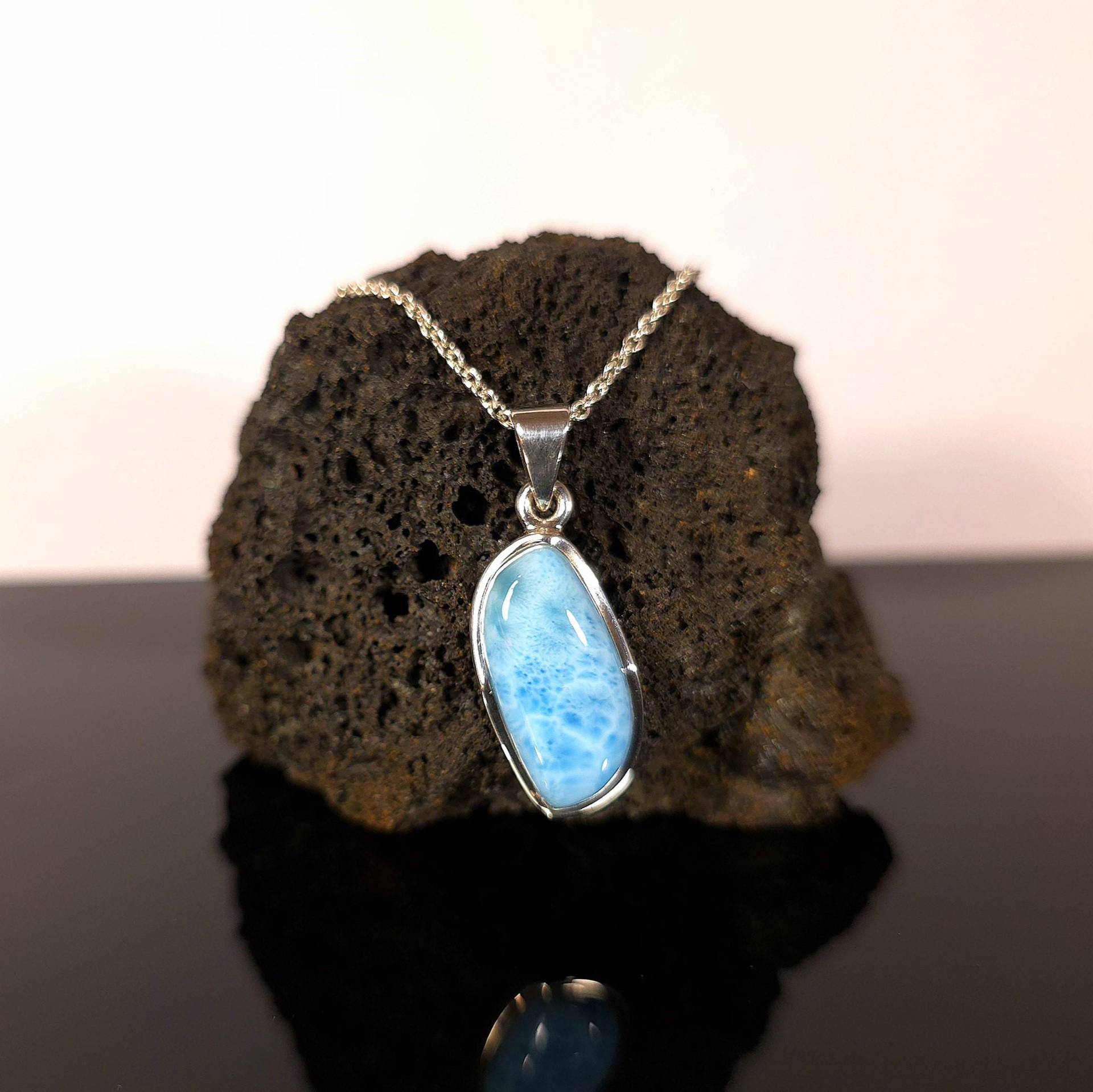 Larimar Anhänger Cabochon 925Er Sterlingsilber Handgeschliffen Natürlich Nickelfrei Mit 45cm Kette 12x31mm Edelstein Schmuck Larimar Anhänger Cabochon 925Er Sterlingsilber Handgeschliffen Natürlich Nickelfrei Mit 45cm Kette 12x31mm Edelstein Schmuck von WilliamsSchmuck