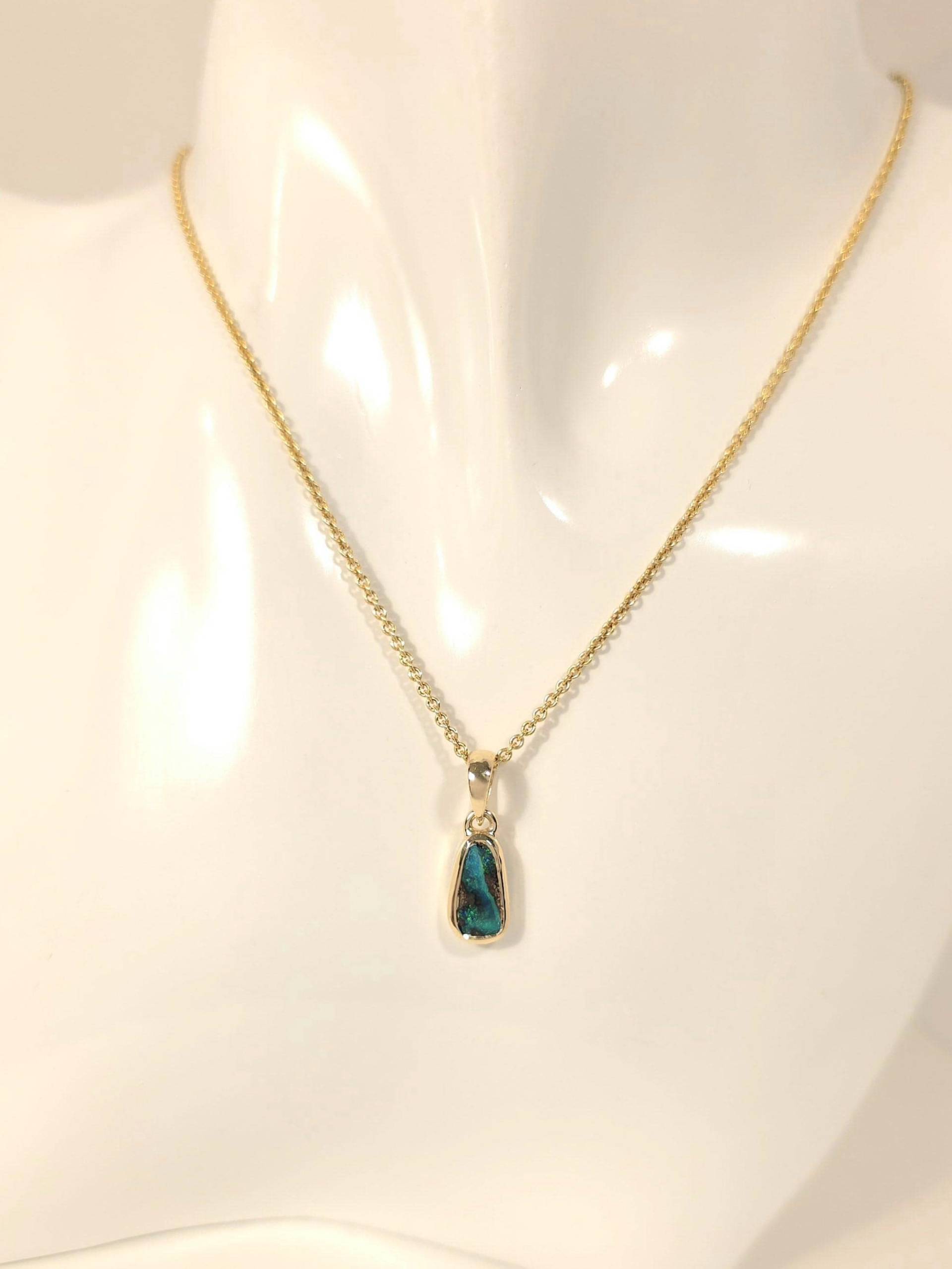Natur Boulderopal Anhänger Aus 585Er Gelbgold - Opal Gold 585 Natürlicher Blauer Handgeschliffener Opalanhänger Gefasst Natur Boulderopal Anhänger Aus 585Er Gelbgold - Opal Gold 585 Natürlicher Blauer Handgeschliffener Opalanhänger Gefasst von WilliamsSchmuck