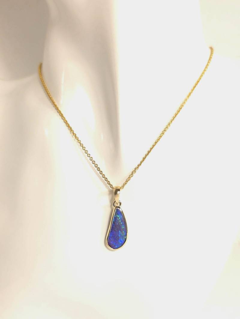 Natur Boulderopal Anhänger Aus 585Er Gelbgold - Opal Gold 585 Natürlicher Blauer Handgeschliffener Opalanhänger Gefasst Natur Boulderopal Anhänger Aus 585Er Gelbgold - Opal Gold 585 Natürlicher Blauer Handgeschliffener Opalanhänger Gefasst von WilliamsSchmuck