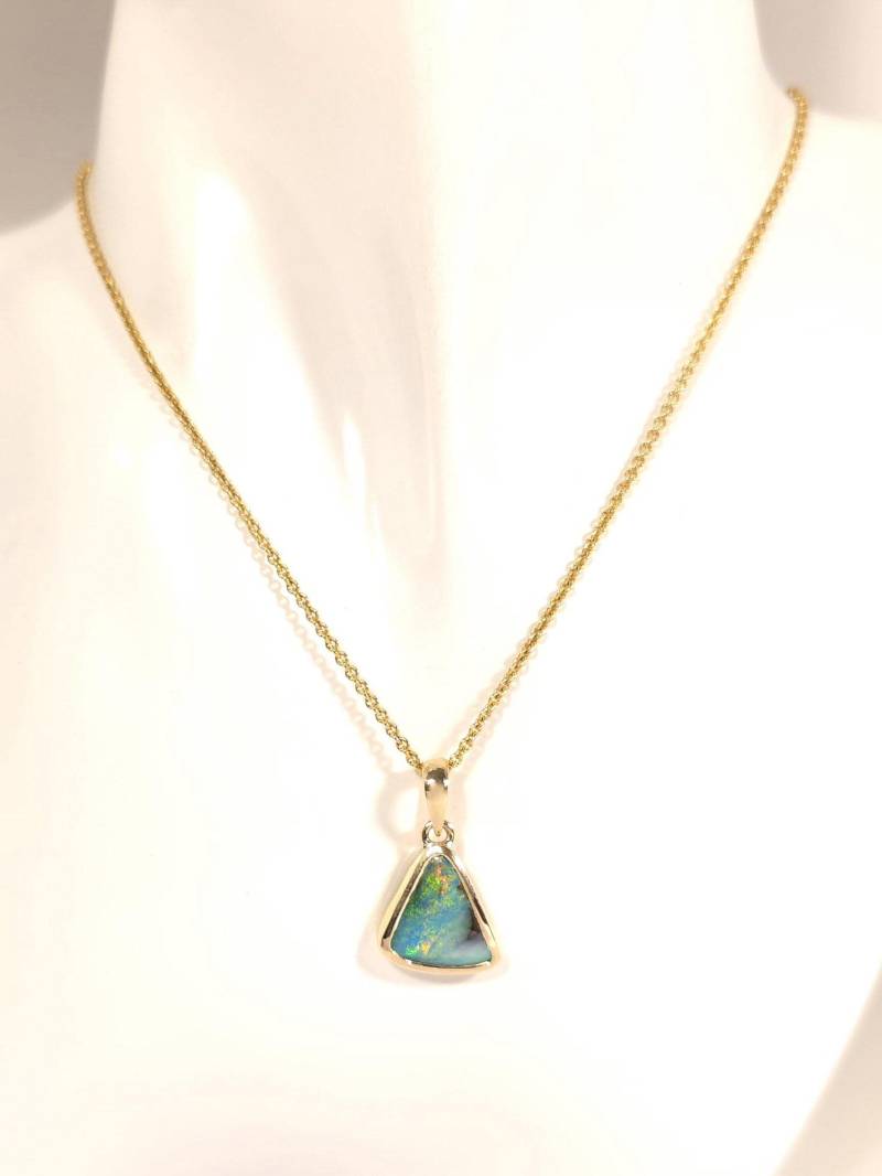 Natur Boulderopal Anhänger Aus 585Er Gelbgold - Opal Gold 585 Natürlicher Blauer Handgeschliffener Opalanhänger Gefasst Natur Boulderopal Anhänger Aus 585Er Gelbgold - Opal Gold 585 Natürlicher Blauer Handgeschliffener Opalanhänger Gefasst von WilliamsSchmuck