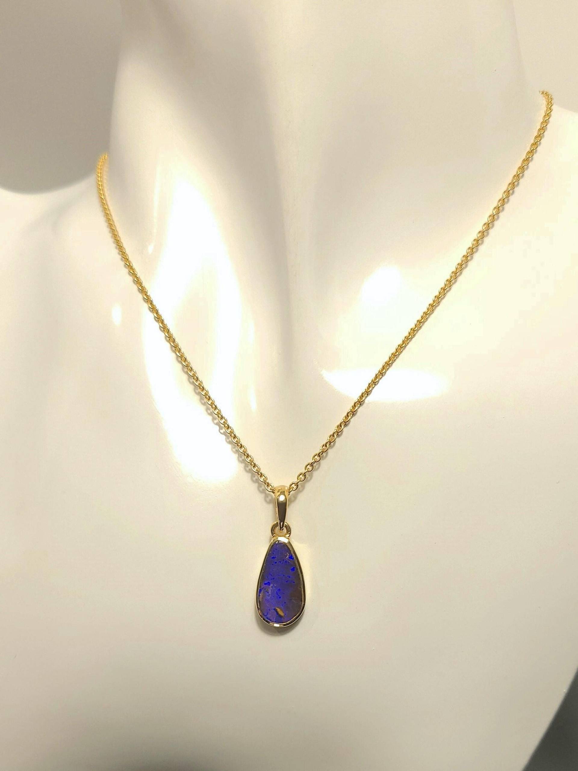 Natur Boulderopal Anhänger Aus 750Er Gelbgold - Opal Gold 750 Natürlicher Blauer Handgeschliffener Opalanhänger Gefasst Natur Boulderopal Anhänger Aus 750Er Gelbgold - Opal Gold 750 Natürlicher Blauer Handgeschliffener Opalanhänger Gefasst von WilliamsSchmuck