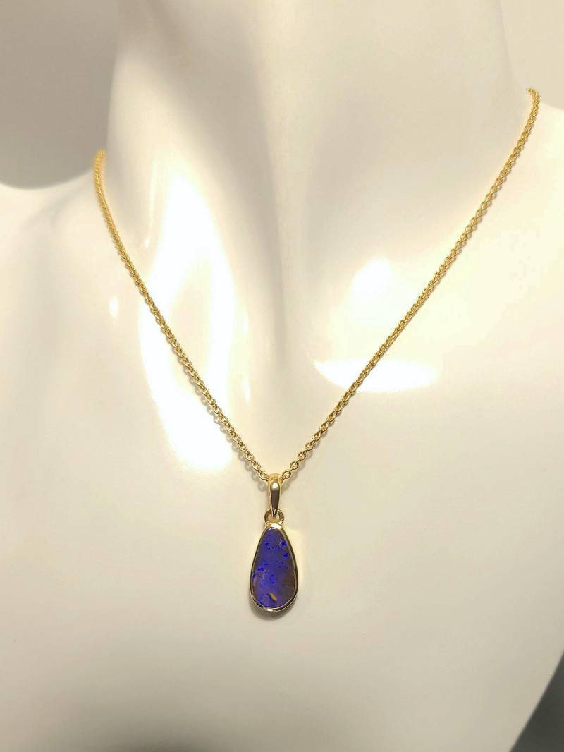 Natur Boulderopal Anhänger Aus 750Er Gelbgold - Opal Gold 750 Natürlicher Blauer Handgeschliffener Opalanhänger Gefasst von WilliamsSchmuck