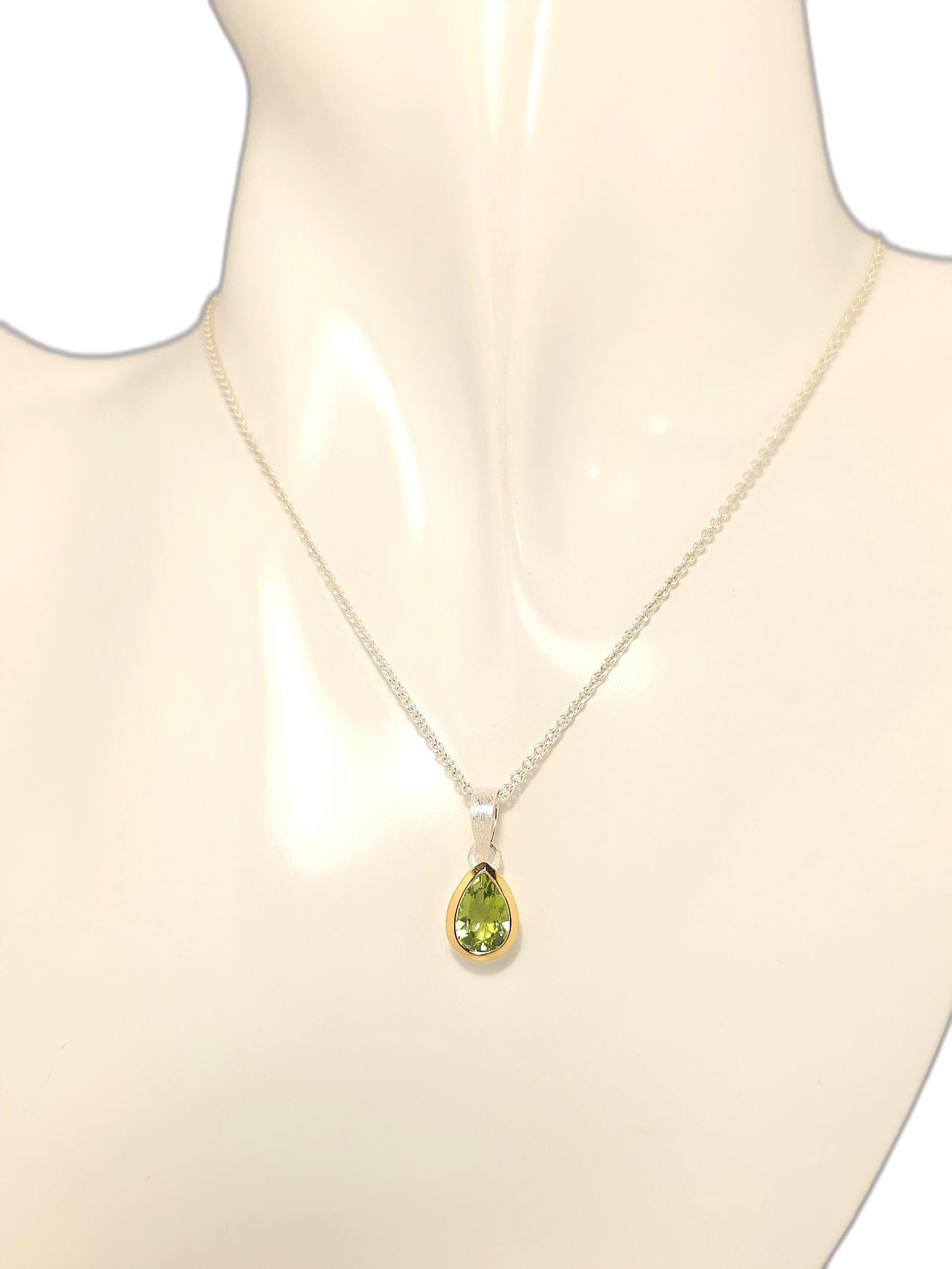 Peridot Anhänger Tropfen Natur Edelstein 925 Sterling Silber 24Karat Vergoldeter Rand Eisamttiert Inkl. 45cm Halskette 8x19mm Peridot Anhänger Tropfen Natur Edelstein 925 Sterling Silber 24Karat Vergoldeter Rand Eisamttiert Inkl. 45cm Halskette 8x19mm von WilliamsSchmuck