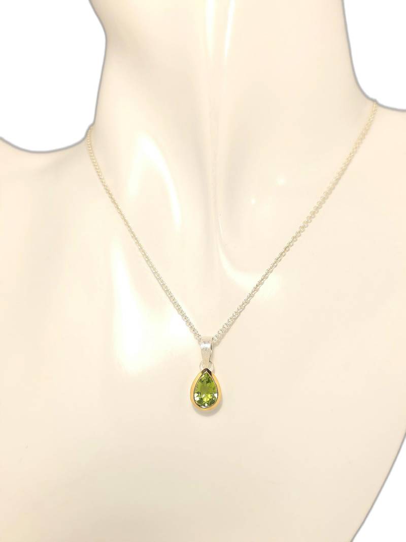Peridot Anhänger Tropfen Natur Edelstein 925 Sterling Silber 24Karat Vergoldeter Rand Eisamttiert Inkl. 45cm Halskette 8x19mm Peridot Anhänger Tropfen Natur Edelstein 925 Sterling Silber 24Karat Vergoldeter Rand Eisamttiert Inkl. 45cm Halskette 8x19mm von WilliamsSchmuck