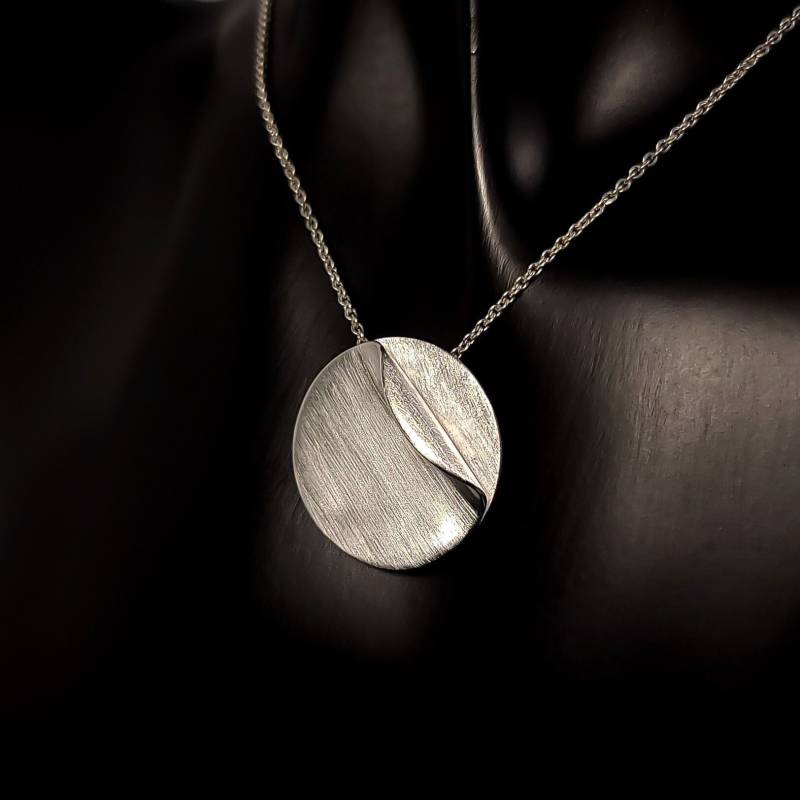 Silberscheibe Aufgebogen Mit Halskette - Silber Anhänger Mattiert Runder Ankerkette 45 cm Schlichter Kettenanhänger von WilliamsSchmuck