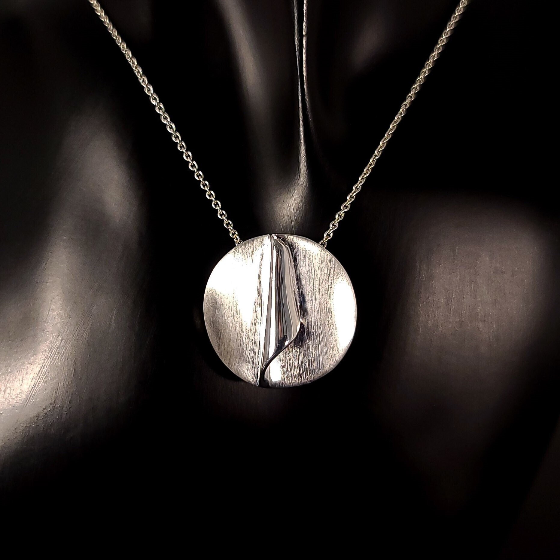 Silberscheibe Aufgebogen Mit Halskette - Silber Anhänger Mattiert Runder Ankerkette 45 cm Schlichter Kettenanhänger von WilliamsSchmuck