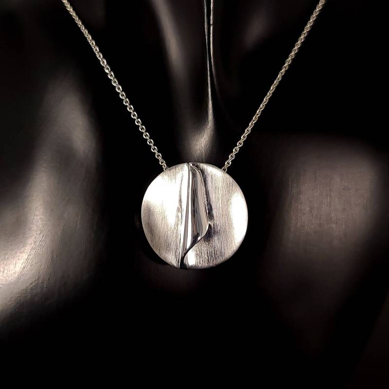 Silberscheibe Aufgebogen Mit Halskette - Silber Anhänger Mattiert Runder Ankerkette 45 cm Schlichter Kettenanhänger von WilliamsSchmuck