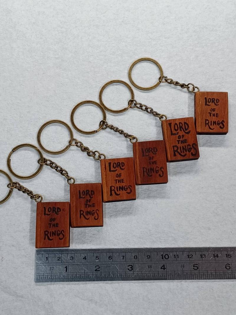 Miniatur-Lotr-Buchschlüsselbund, Buch Ist 1-3/8 "X 1" X 5/16" Groß Und Hat Einen 30-mm-Bronzeringschlüsselanhänger Angebracht von WilliamsWhittling