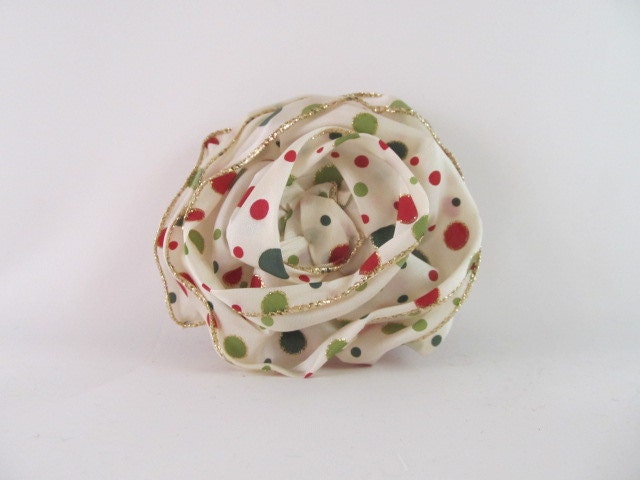 Band Rose Pin-Hair-Clip-Brosche-Creme-Rot Und Grün-Polka-Dot von WilliamsonWears