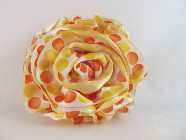 Multifunktionsleiste Rose Pin-Haar Clip Brosche Satin Gelb Polka Dot-Orange von WilliamsonWears