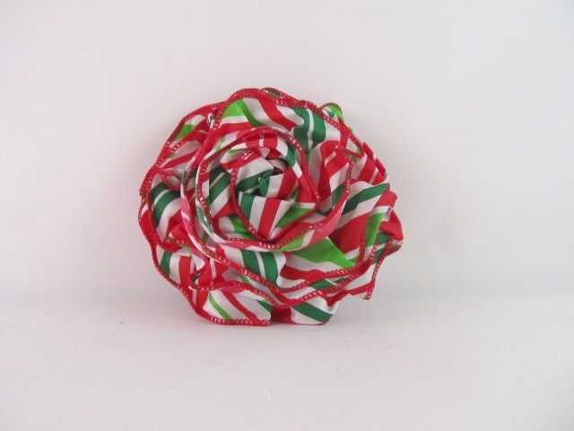 Multifunktionsleiste Rose Pin-Hair Clip-Brooch-Red-Green-White-Christmas-stripe Multifunktionsleiste Rose Pin-Hair Clip-Brooch-Red-Green-White-Christmas-stripe von WilliamsonWears
