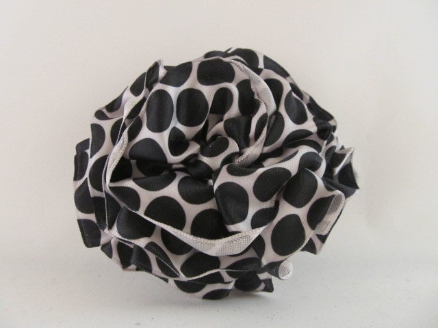 Multifunktionsleiste Rose Pin-Hair Clip-Brosche-Schwarz Und Weiß-Pünktchen Multifunktionsleiste Rose Pin-Hair Clip-Brosche-Schwarz Und Weiß-Pünktchen von WilliamsonWears
