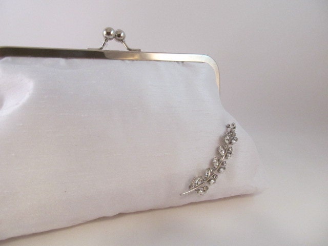 Weiße Seiden Clutch-Clutch-Geldbörse-Handtasche-Kisslock-21 cm Weiße Seiden Clutch-Clutch-Geldbörse-Handtasche-Kisslock-21 cm von WilliamsonWears