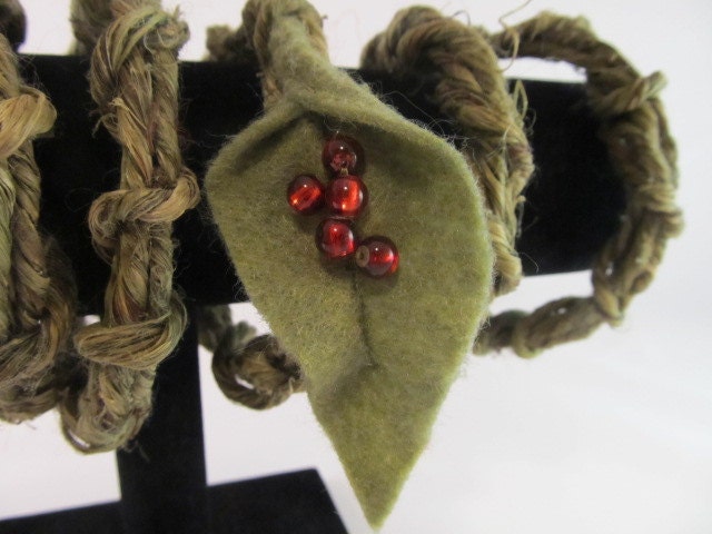 Winter Vine Armband-Winter Beere Armband-Armreif-Grün-Armband-Beerenarmband von WilliamsonWears