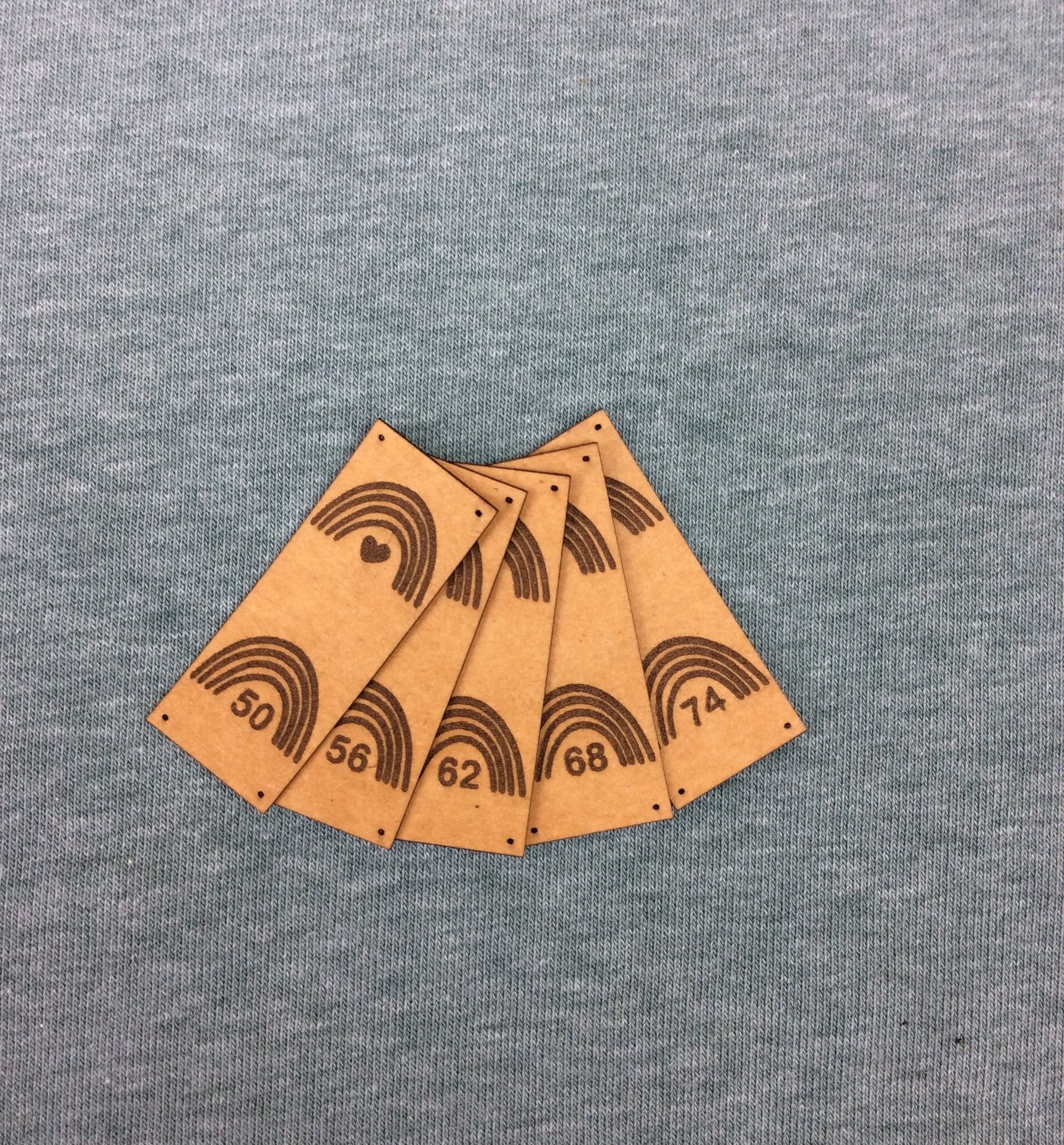 Größenetiketten Für Kinder Mit Einem Regenbogen Zum Annähen/ Personalisiert/ Aufnäher/ Patches/ Kunstleder/ Snappap von WillisHolzkiste