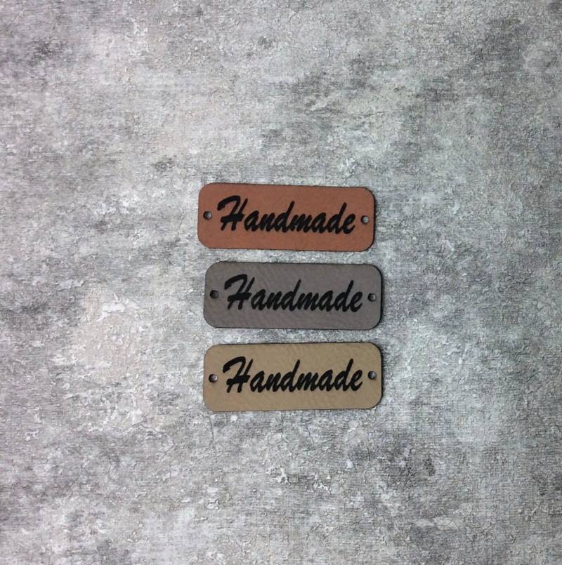 Sonderangebothandmade Label Aus Grauem , Beigen Und Braunem Kunstleder Zum Aufnähen von WillisHolzkiste