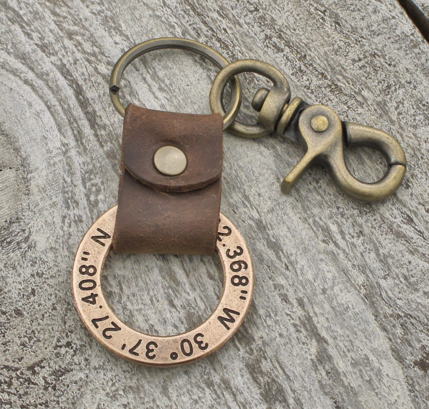 Koordinaten Schlüsselanhänger, Personalisierte Schlüsselanhänger Aus Leder, 2 Jahre Jahrestag Geschenke Freund Bronze 311 von WillowAndBlueJewelry