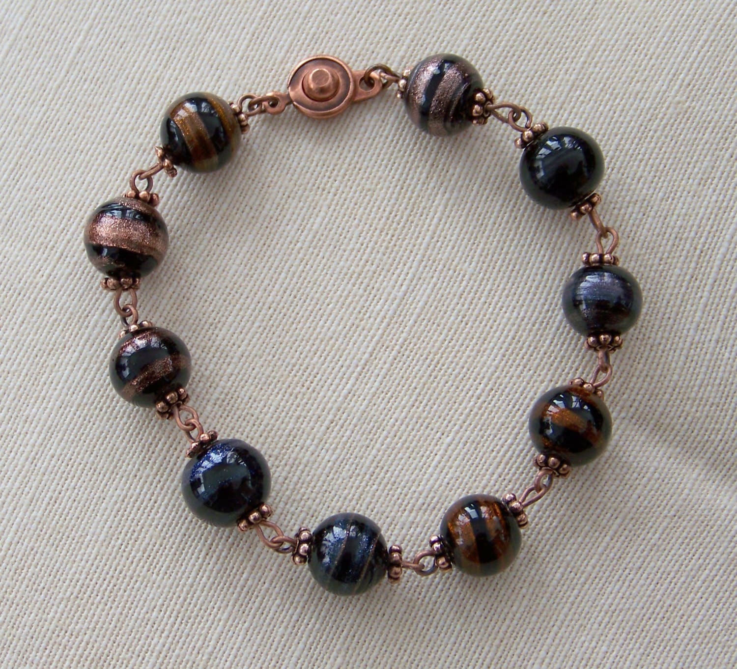 Blaue Perlen-Armband Blaues Kupfer Armband Antique Copper Navy Linked Beads Dark Blue Bead Blaue Perlen-Armband Blaues Kupfer Armband Antique Copper Navy Linked Beads Dark Blue Bead von WillowLakeJewellery
