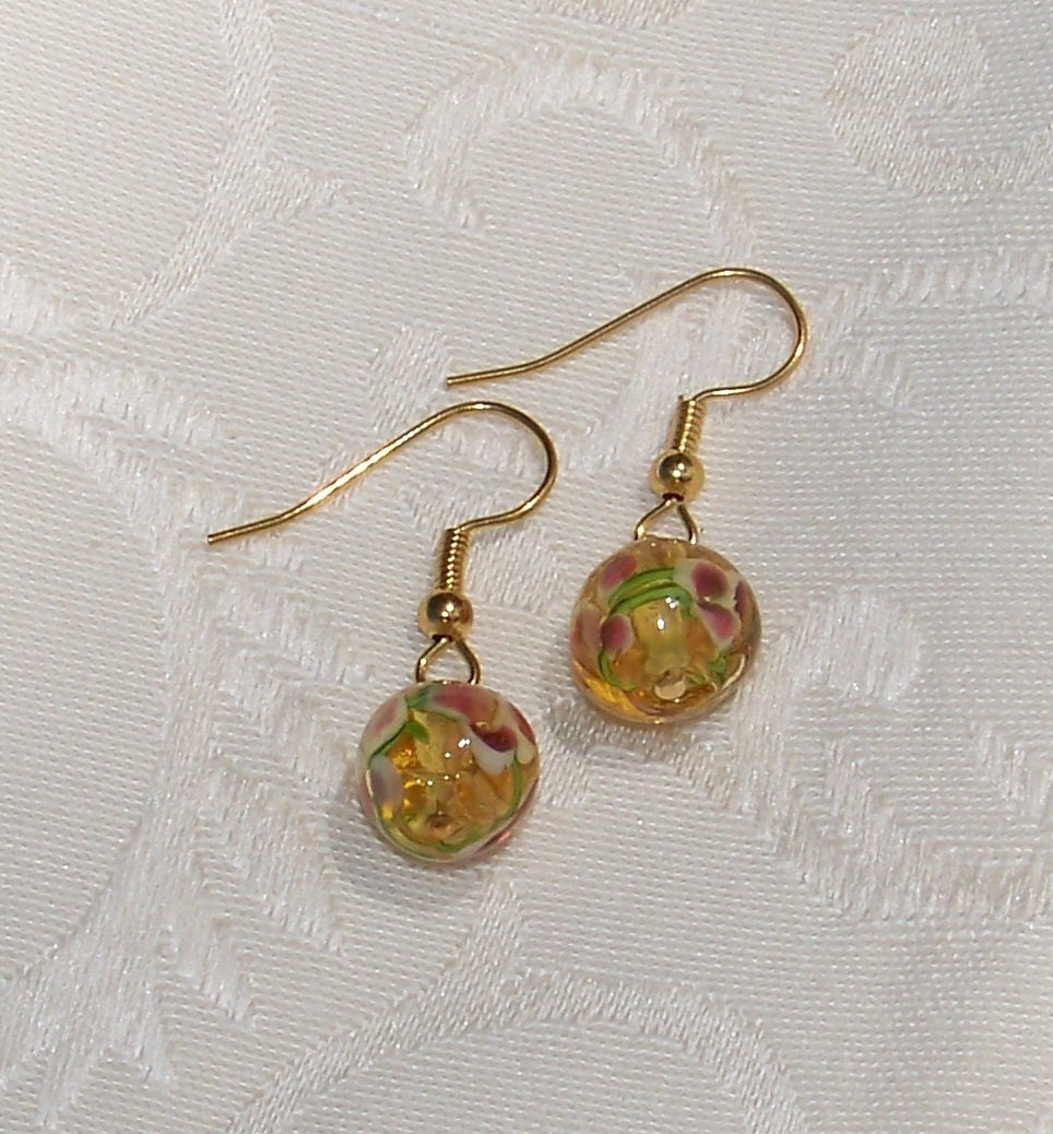 Ohrhänger Mit Rosa-Weißen Blümchen Und Grüner Glasperle Ohrhänger Mit Rosa-Weißen Blümchen Und Grüner Glasperle von WillowLakeJewellery