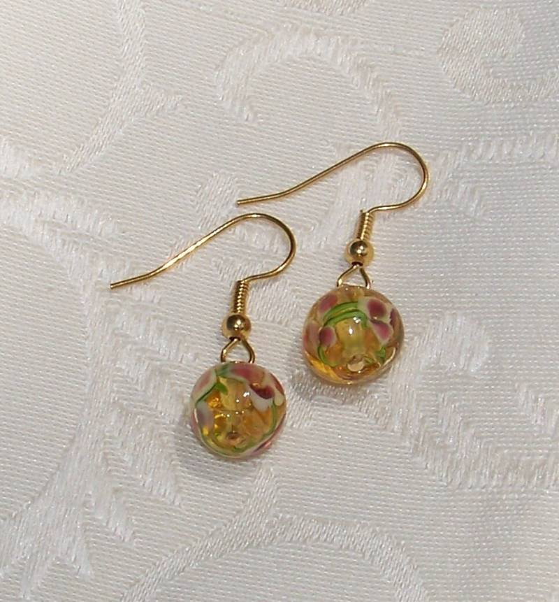 Ohrhänger Mit Rosa-Weißen Blümchen Und Grüner Glasperle Ohrhänger Mit Rosa-Weißen Blümchen Und Grüner Glasperle von WillowLakeJewellery