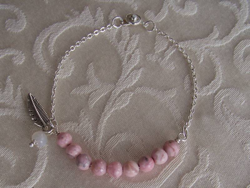 Rosa Armband Silber Kette Minimalist Light Pink Perlen Rhodochrosit Regenbogen Mondstein Perle von WillowLakeJewellery