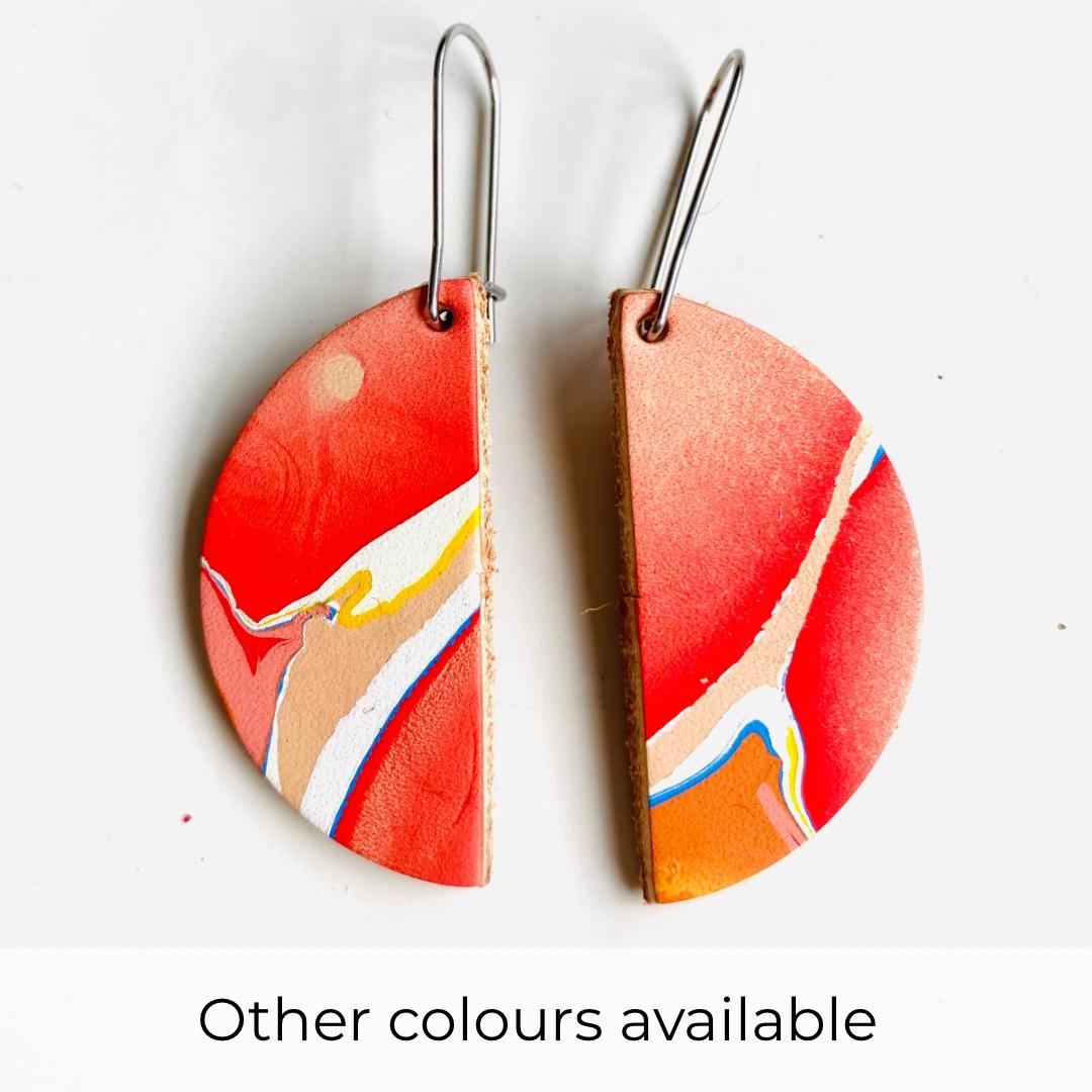 Große Halbkreis Leder Ohrringe - Marmoriert/Bunte von WillowLeatherDesigns