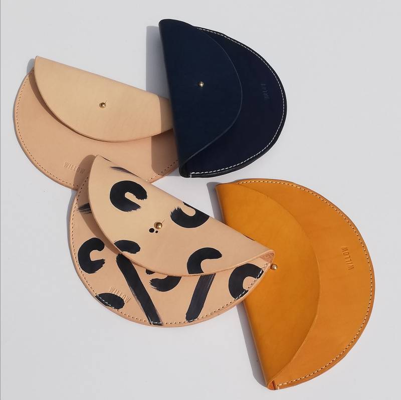 Handbemalte Halfmoon Geldbörse/Gelbe Navy Leopard Leder Portemonnaie Kartenhalter von WillowLeatherDesigns