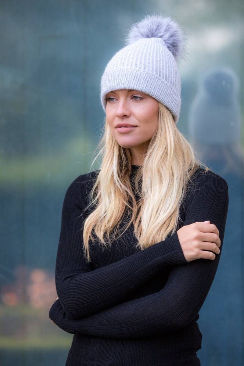 Handgefertigte Kaschmir Pom Mütze Fein Gerippte Strickmütze Handgefertigte Kaschmir Pom Mütze Fein Gerippte Strickmütze von WillowLuxury