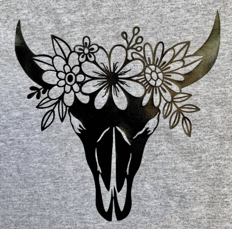 Kuh Schädel W/Blumen T-Shirt von WillowRiverRanch
