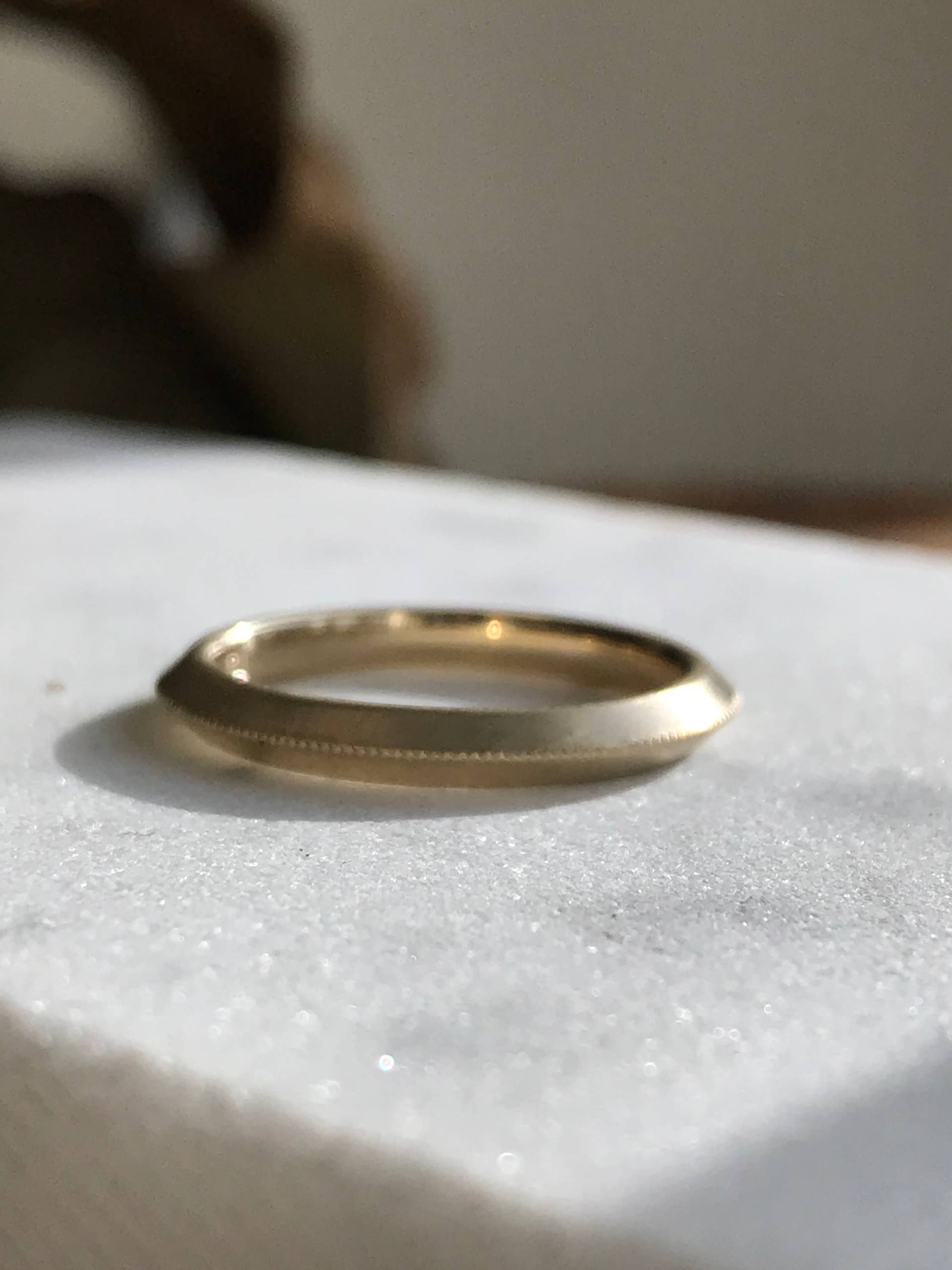 14K Solid Gold Esme Ring Satin Messerkante Ehering 14K Solid Gold Esme Ring Satin Messerkante Ehering von WillowRoeFineJewelry