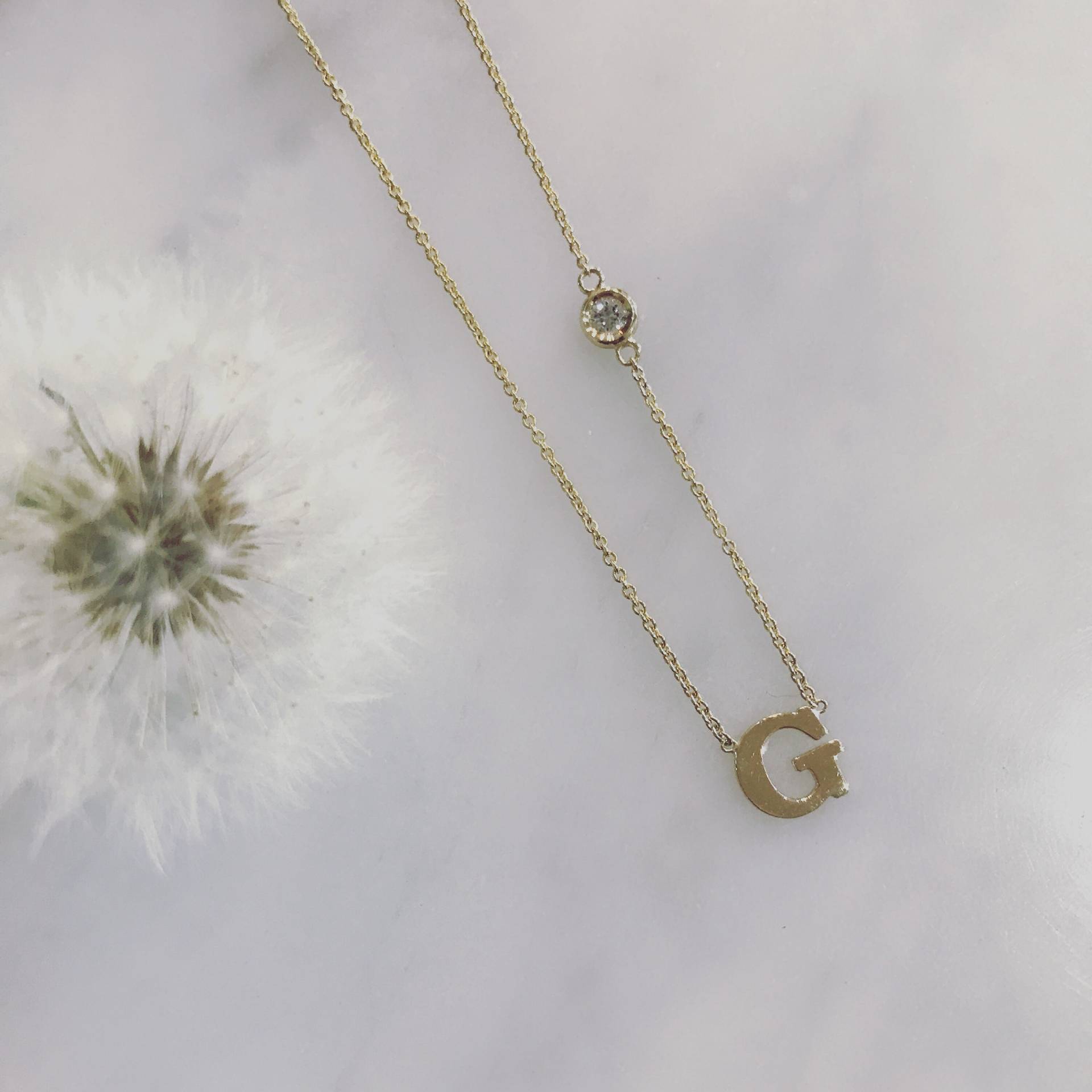 14K Solid Gold Initial Halskette Lünette Diamant Buchstabe Anhänger 14K Solid Gold Initial Halskette Lünette Diamant Buchstabe Anhänger von WillowRoeFineJewelry